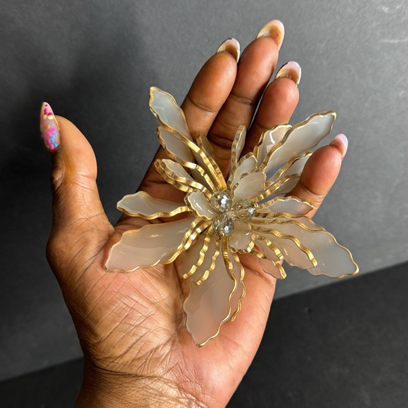 Large Celluloid Flower Statement Brooch - Picture 2 of 15